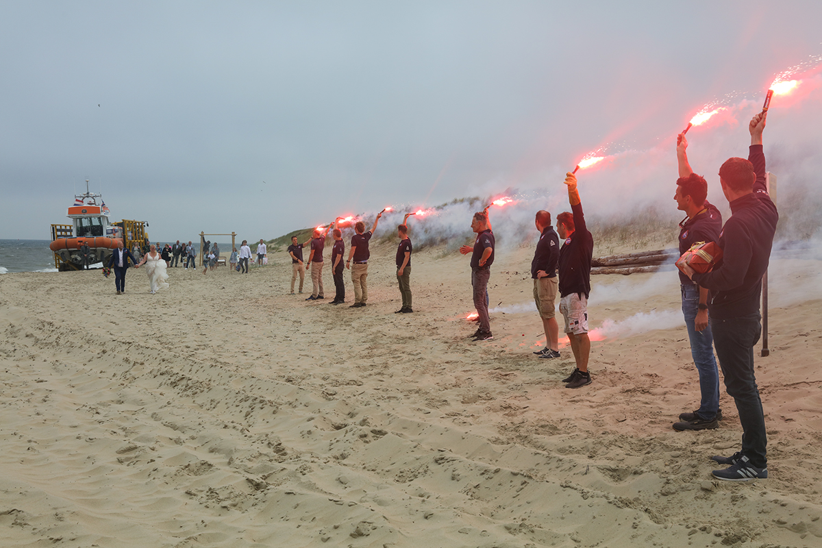 Trouwen op Texel - vrijwilliger KNRM - trouwfotograaf Texel: Foto Sanne