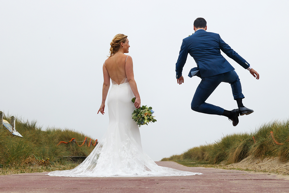 Trouwen op texel - trouwfoto in de duinen op texel