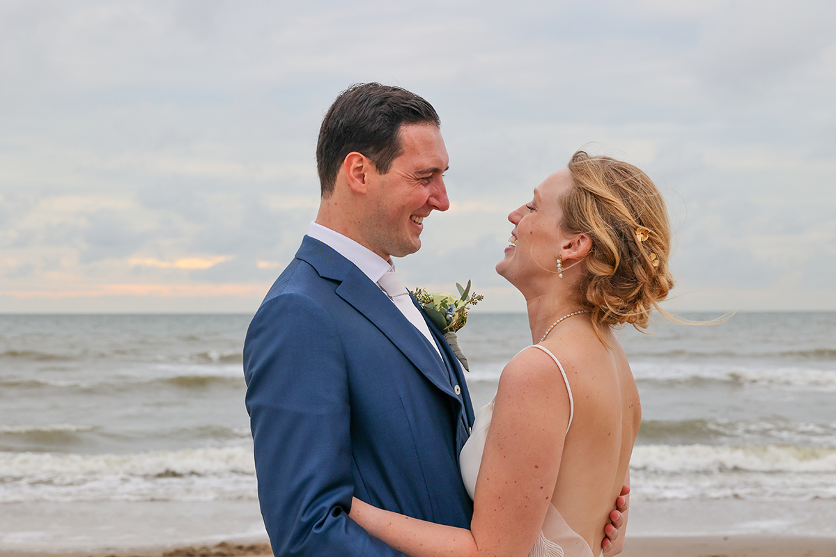 Trouwen op Texel - foto op strand bij de zee door trouwfotograaf Texel