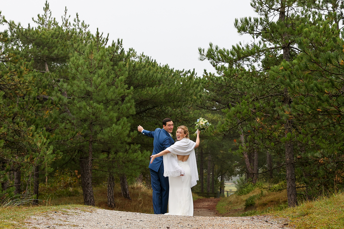 Trouwen op Texel met fotoshoot in het Texelse bos