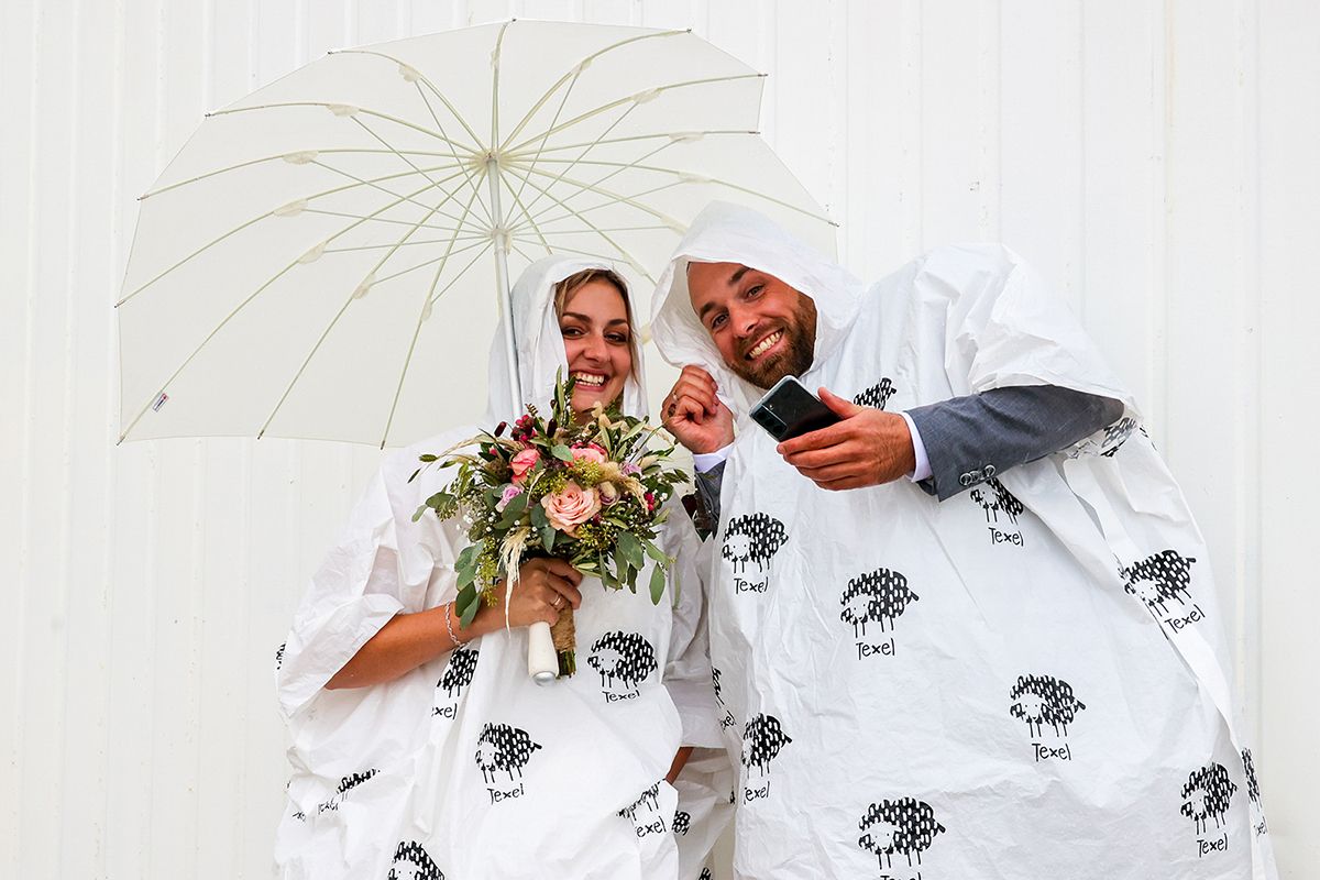 Trouwen op Texel , regen op je bruiloft