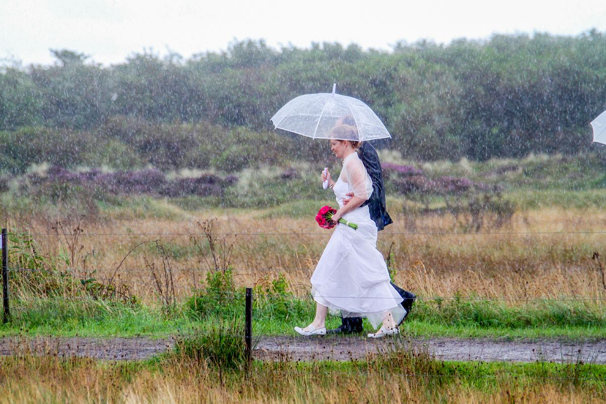 Regen op je bruiloft - Foto Sanne Trouwfotograaf Texel